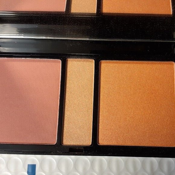 Ready To Wear GLAM COLLECTION Face Compact - Picture 1 of 3